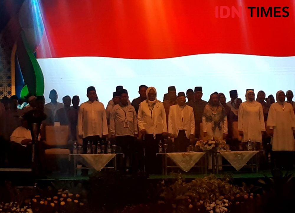 Dari kiri ke kanan: Mendag Agus Suparmanto, Ketua PWNU Jatim KH Marzuki Mustamar, Rais Syuriah PWNU Jatim KH Anwar Manshur, Wakil Presiden KH Ma'ruf Amin, Bu Nyai Wury Estu Handayani, Gubernur Jatim Khofifah Indar Parawansa, Menaker Ida Fauziah pada acara SCNC 2019, Minggu malam (27/10). IDN Times/ Ardiansyah Fajar.