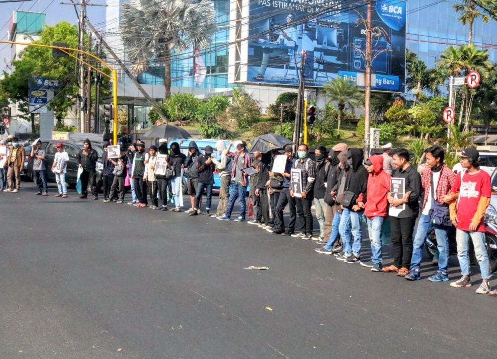Puluhan massa aliansi Malang Bergerak saat melakukan aksi unjuk rasa di perempatan Kayutangan, Kota Malang, Senin (28/10). IDN Times/ Alfi Ramadana