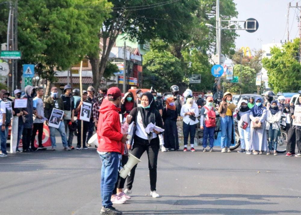 Massa aliansi Malang Bergerak menyampaikan sejumlah tuntutan di perempatan Kayutangan, Senin (28/10). IDN Times/ Alfi Ramadana