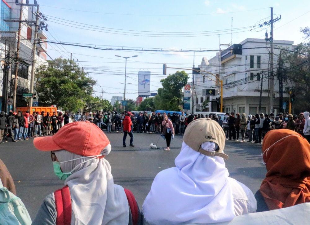 Puluhan massa aliansi Malang Bergerak saat melakukan unjuk rasa di kawasan perempatan Kayutangan, Senin (28/10). IDN Times/ Alfi Ramadana
