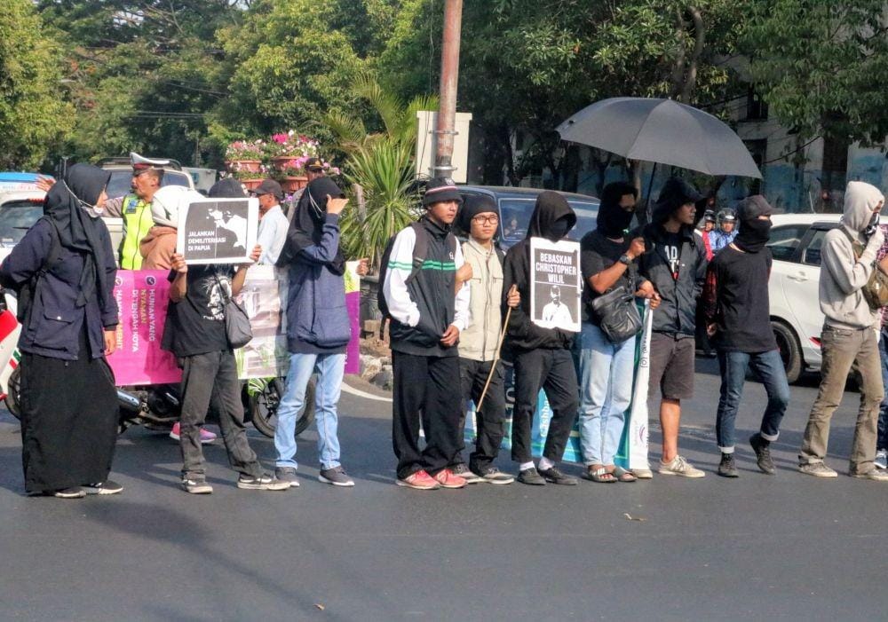 Massa aliansi Malang Bergerak saat melakukan unjuk rasa di kawasan perempatan Kayutangan, Senin (28/10). IDN Times/ Alfi Ramadana