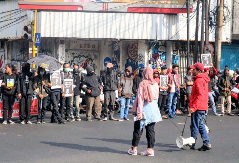 Massa aliansi Malang Bergerak menyampaikan sejumlah tuntutan di perempatan Kayutangan, Senin (28/10). IDN Times/ Alfi Ramadana