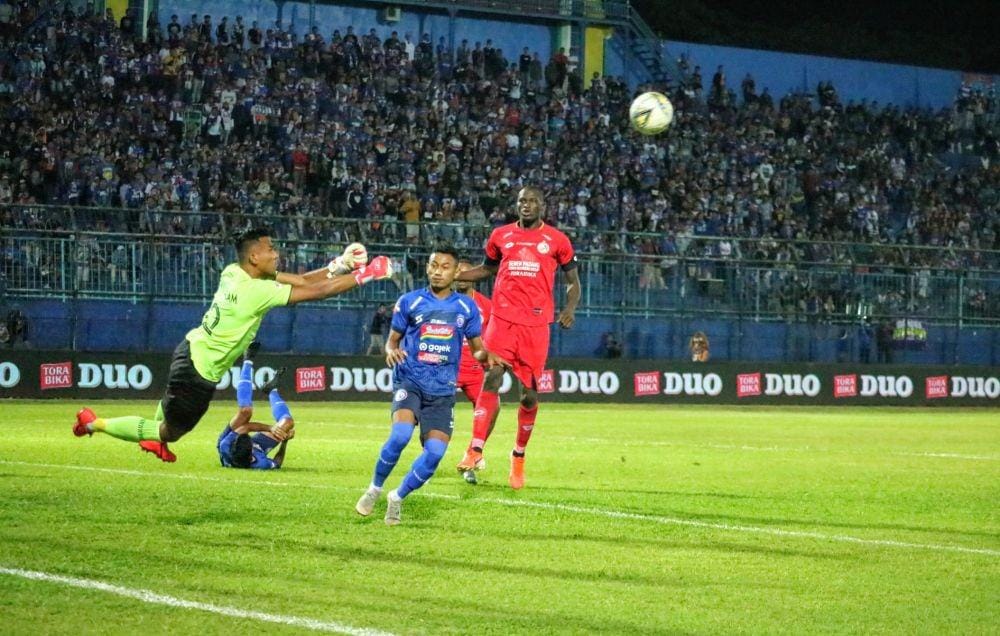 Penjaga gawang Semen Padang, Teja Paku Alam saat berusaha menghalau bola serangan Arema FC di Stadion Kanjuruhan, Senin (28/10/2019). IDN Times/ Alfi Ramadana
