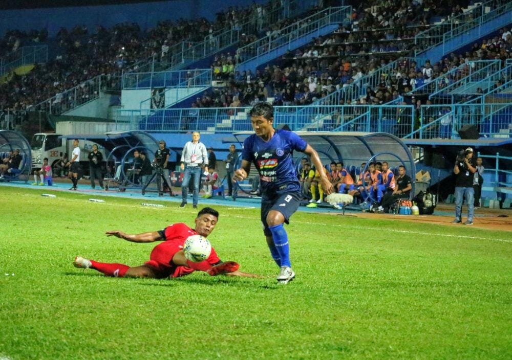 Winger Arema FC, Nasir berusaha melewati hadangan pemain Semen Padang, Irsyad Maulana dalam laga di Stadion Kanjuruhan, Senin (28/10/2019). IDN Times/ Alfi Ramadana