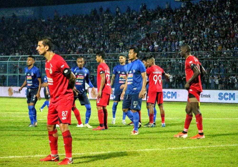Pemain Arema FC dan Semen Padang bersiap menyambut sepak pojok dalam pertandingan di Stadion Kanjuruhan, Senin (28/10/2019). IDN Times/ Alfi Ramadana