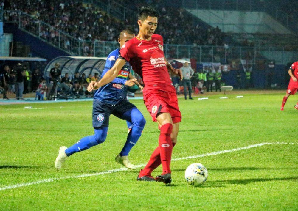 Pemain belakang Semen Padang, Syaiful Anwar berusaha melindungi bola dari striker Arema FC, Sunarto pada pertandingan di Stadion Kanjuruhan, Senin (28/10/2019).