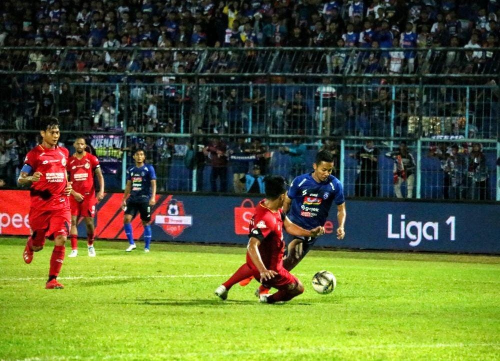 Pemain Arema FC, Dendi Santoso dijatuhkan oleh bek Semen Padang, Agung Prasetyo di Kanjuruhan, Senin (28/10/2019). IDN Times/ Alfi Ramadana