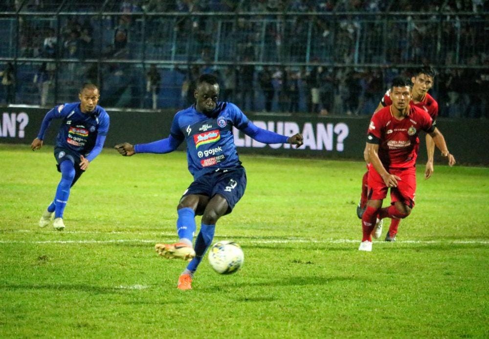 Gelandang Arema FC, Makan Konate saat mengeksekusi penalti. Gol penalti tersebut pastikan Arema FC amankan kemenangan. IDN Times/ Alfi Ramadana