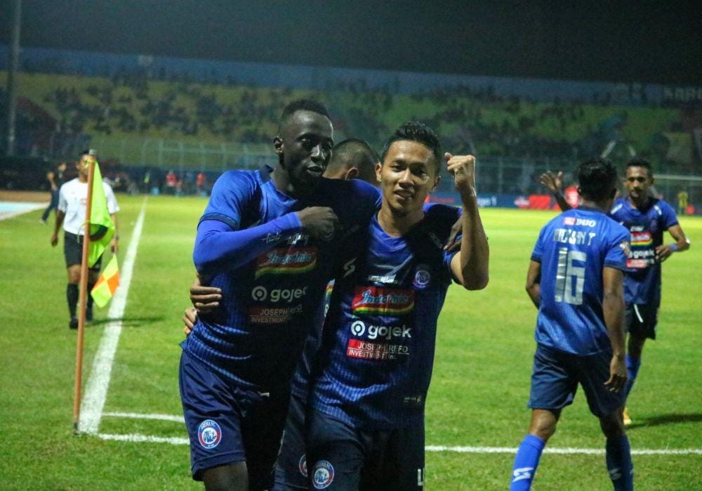 Dendi Santoso dan Makan Konate merayakan gol kemenangan atas Semen Padang di Stadion Kanjuruhan, Senin (28/10/2019). IDN Times/ Alfi Ramadana