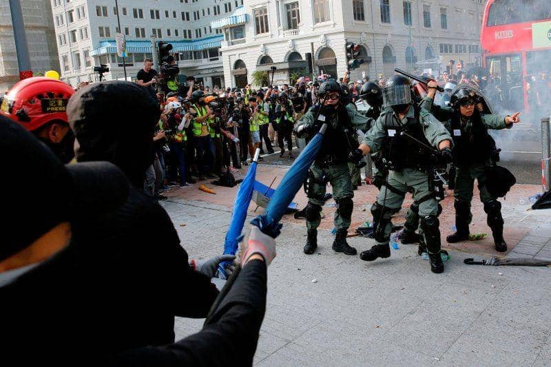 Pengunjuk rasa anti pemerintah berlindung dari polisi anti huru hara di Tsim Sha Tsui, Hong Kong, pada 27 Oktober 2019. ANTARA FOTO/REUTERS/Tyrone Siu