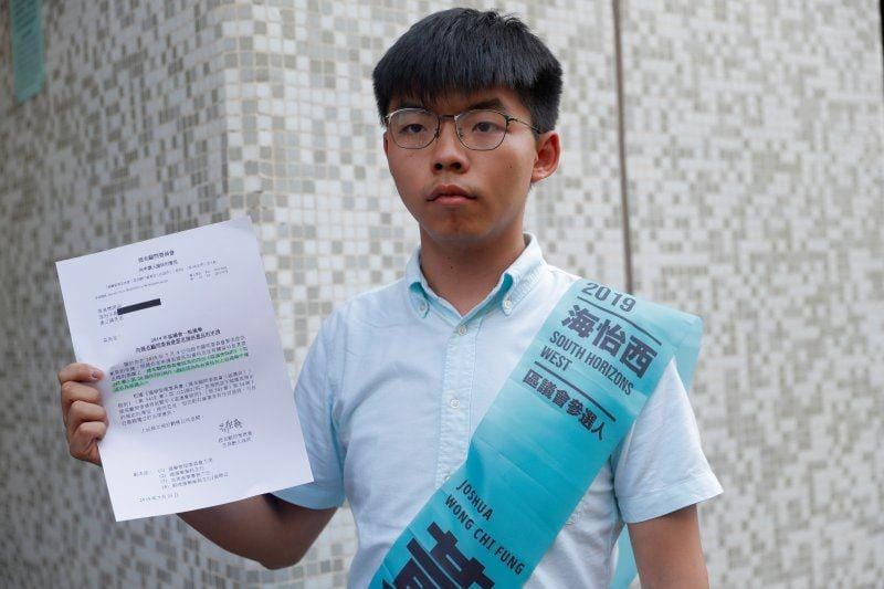 Joshua Wong, Sekjen partai pro-demokrasi Hong Kong Demosisto, berpose sebelum mendaftarkan dirinya untuk Pemilihan Dewan Distrik 2019 di Southern District Office di Hong Kong pada 4 Oktober 2019. ANTARA FOTO/REUTERS/Susana Vera