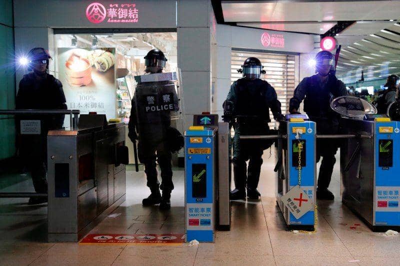 Polisi huru-hara berjaga di sebuah stasiun MTR saat demonstrasi Hong Kong pada 8 September 2019. ANTARA FOTO/REUTERS/Tyrone Siu