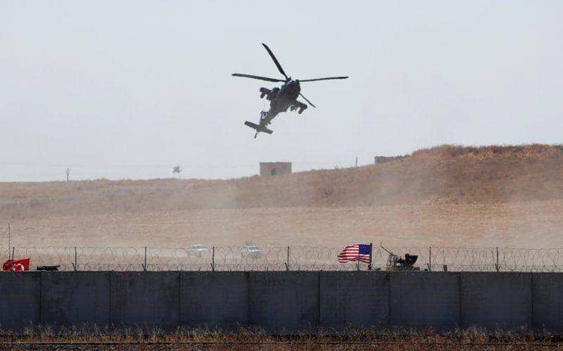 Sebuah helikopter terbang di atas perbatasan Turki-Suriah saat patroli gabungan Amerika Serikat-Truki, seperti yang terlihat dari dekat kota Akcakale, Turki, pada 8 September 2019. ANTARA FOTO/REUTERS/Murad Sezer