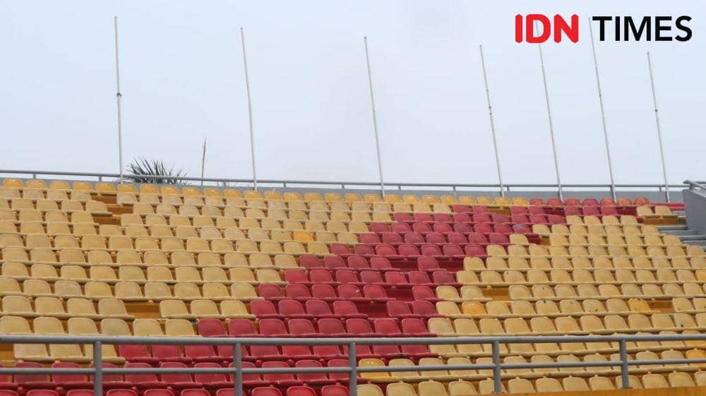 Beberapa kursi di Tribun Selatan Stadion Gelora Sriwijaya yang rusak(IDN Times/Feny Maulia Agustin)