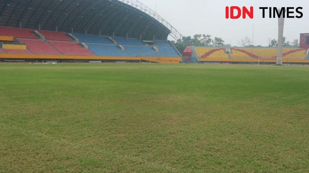 Kondisi rumput lapangan Stadion Gelora Sriwijaya, Jakabaring, Palembang(IDN Times/Feny Maulia Agustin)