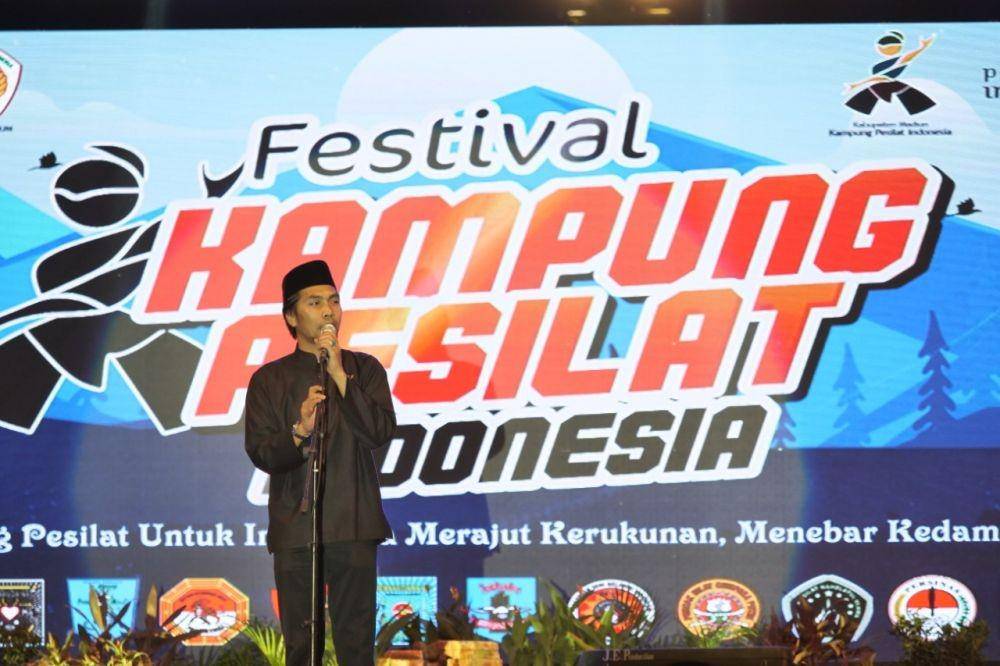 Bupati Madiun Ahmad Dawami Ragil Saputro memberikan sambutan saat Festival Kampung Pesilat di Alun-Alun Caruban, Kabupaten Madiun, Senin malam (28/10). Dok.IDN Times/Istimewa