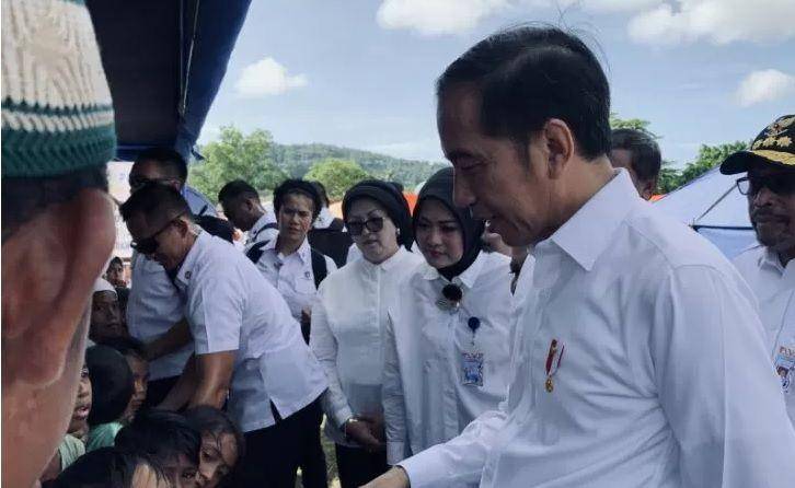 (Presiden Jokowi meninjau posko pengungsian di Desa Tulehu, Maluku Tengah) ANTARA/Hanni Sofia
