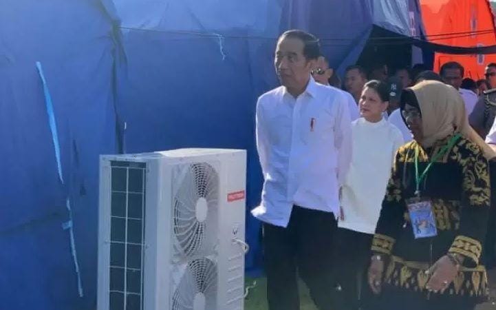 (Presiden Jokowi saat meninjau Posko Pengungsi di Ambon) ANTARA/Hanni Sofia