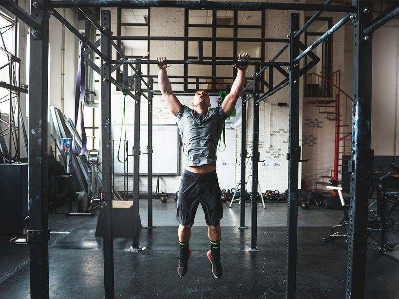 Ilustrasi pull-up (muscleandfitness.com)