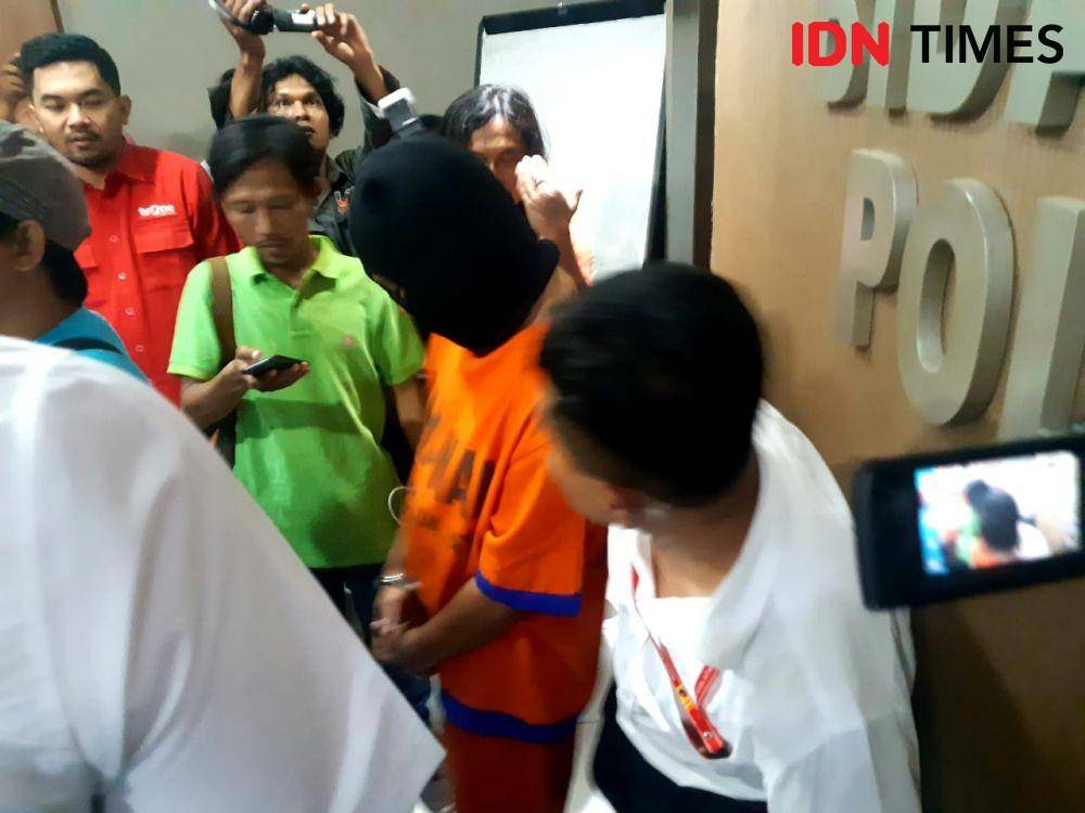 YW (baju oranye), muncikari prostitusi yang melibatkan finalis duta pariwisata saat ditunjukkan ke awak media di ruang humas Polda Jatim, Senin (28/10). IDN Times/Ardiansyah Fajar.