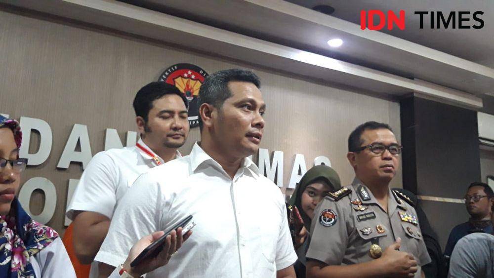 Kasubdit III Jatanras Ditreskrimum Polda Jatim AKBP Leonard M. Sinambela (dua dari kanan) saat memberikan keterangan terkait penyewa jasa prostitusi, Senin (28/10). IDN Times/Ardiansyah Fajar.