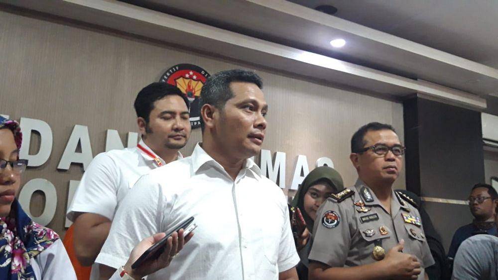Kasubdit III Jatanras Ditreskrimum Polda Jatim AKBP Leonard M. Sinambela (dua dari kanan) saat memberikan keterangan terkait penyewa jasa prostitusi, Senin (28/10). IDN Times/Ardiansyah Fajar.