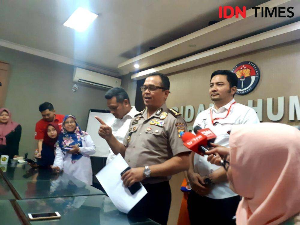 Kabid Humas Polda Jatim Kompes Pol Frans Barung Mangera (tengah) saat memberikan keterangan terkait prostitusi yang melibatkan finalis duta pariwisata, Senin (28/10). IDN Times/Ardiansyah Fajar.