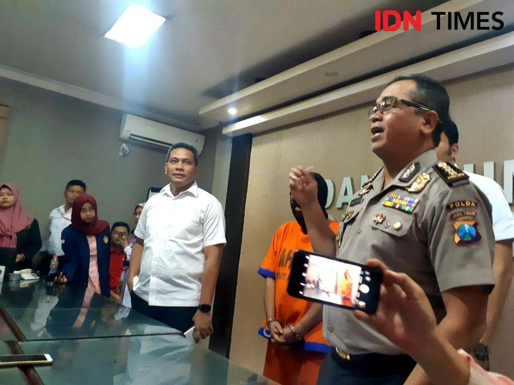 Ditreskrimum gelar pers rilis tersangka prostitusi yang melibatkan finalis duta pariwisata di ruang humas Polda Jatim, Senin (28/10). IDN Times/Ardiansyah Fajar.
