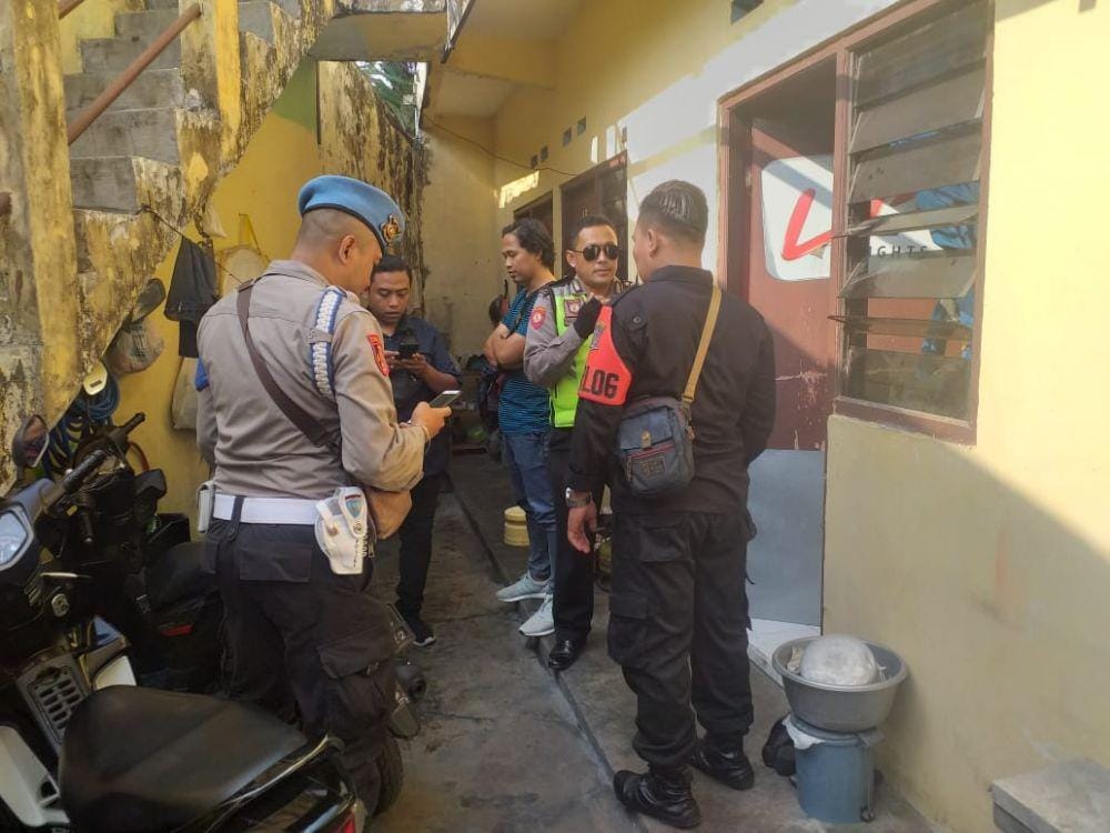 Sejumlah polisi dan petugas Linmas Kota Surabaya mengamankan situasi di sekitar kamar indekos lokasi penemuan jenazah. IDN Times/Dok. Satpol PP Kota Surabaya