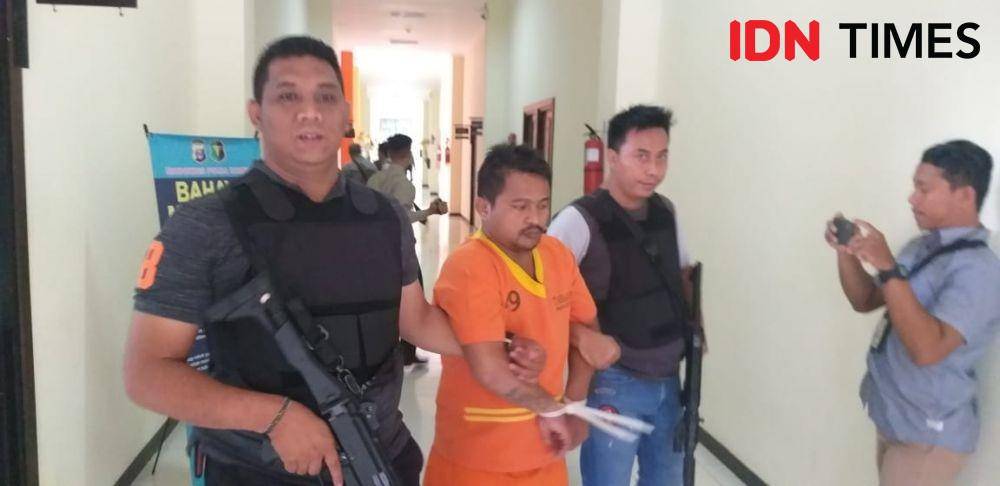 Pelaku perampokan di Balikpapan, Hendra Ismanto (baju orange), ditangkap jajaran Jajaran Polda Kaltim. IDN Times/Surya Aditya
