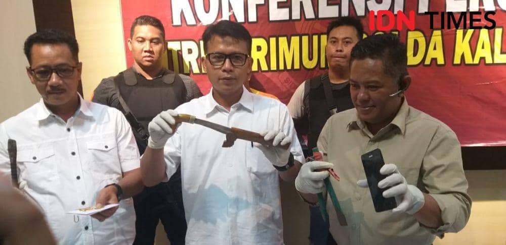Jajaran Polda Kaltim memperlihatkan barang bukti hasil kejahatan dan yang digunakan Hendra Ismanto untuk merampok. IDN Times/Surya Aditya