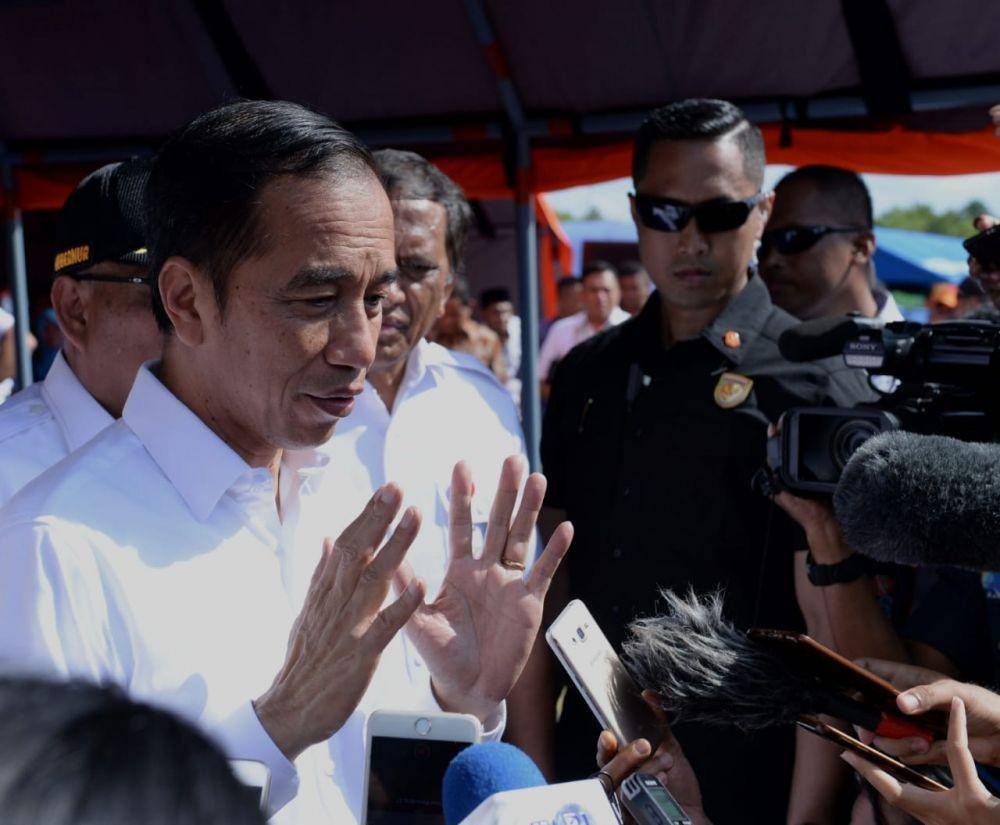 (Presiden Jokowi meninjau posko pengungsian di Desa Tulehu, Maluku Tengah, Selasa, 29 Oktober 2019)/Dok.IDN Times/Biro Pers Kepresidenan