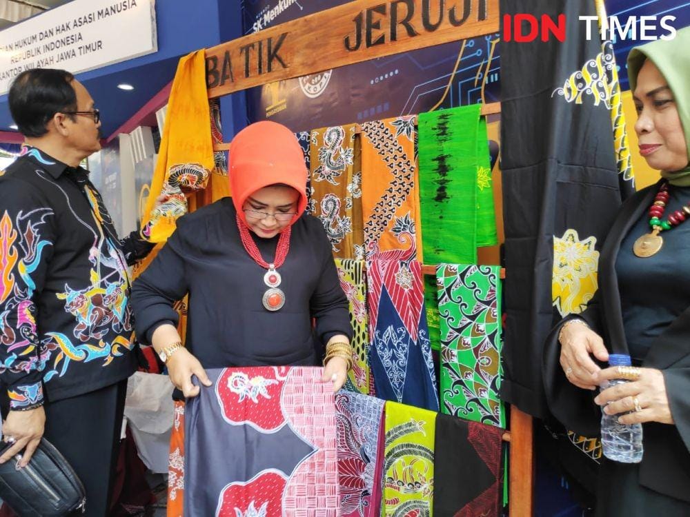 Kakanwil Kemenkukham Jatim, Susy Susilawati mengunjungi stan Batik Jeruji di acara fashion show batik karya warga binaan lapas/rutan, Selasa (29/10). IDN Times/Ardiansyah