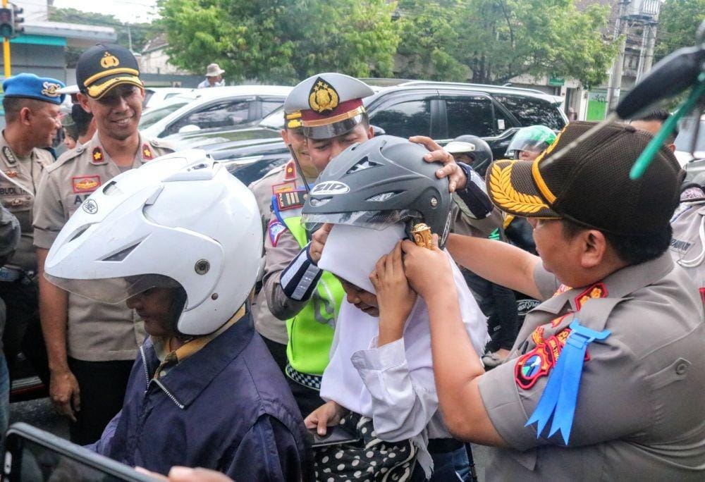 Kepolisian Malang Kota membagikan helm, bunga dan coklat kepada pengendara motor di kota Malang, Selasa (29/10/2019). IDN Times/ Alfi Ramadana