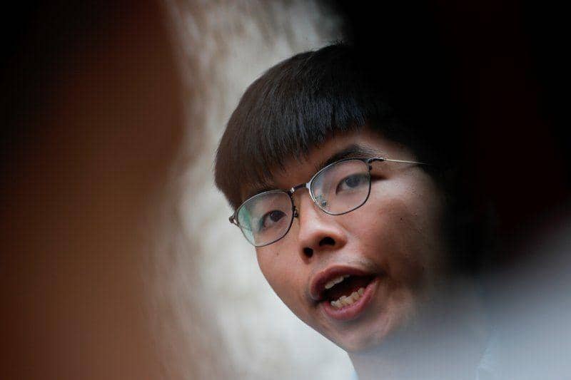 Joshua Wong, sekjen partai pro-demokrasi Hong Kong Demosisto, berbicara kepada media sebelum mendaftarkan dirinya untuk mengikuti Pemilihan Dewan Distrik 2019 di Southern District Office di Hong Kong pada 4 Oktober 2019. ANTARA FOTO/REUTERS/Susana Vera