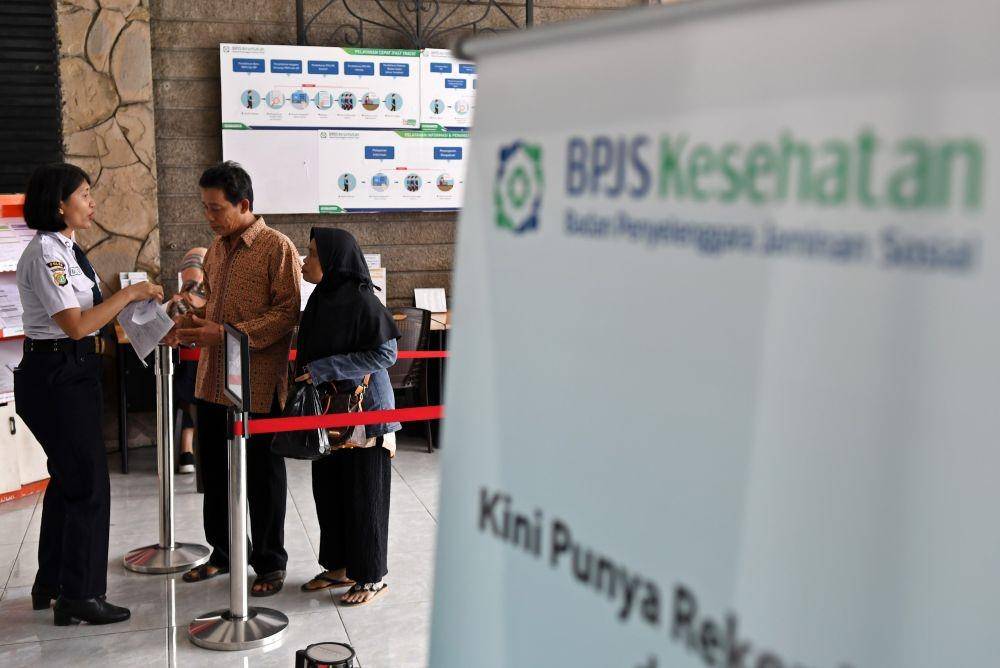 Petugas melayani warga di Kantor Pelayanan BPJS Kesehatan Jakarta Pusat, Matraman, Jakarta. (ANTARA FOTO/Aditya Pradana Putra)
