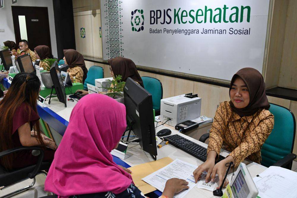 (Petugas melayani warga di Kantor Pelayanan BPJS Kesehatan Jakarta Pusat, Matraman, Jakarta) ANTARA FOTO/Aditya Pradana Putra
