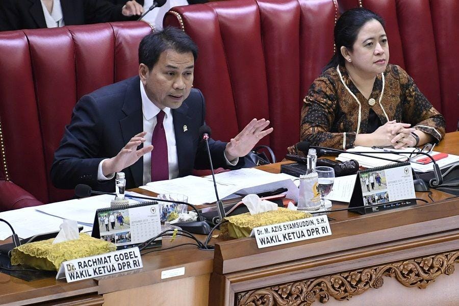 (Pimpinan DPR Puan Maharani (kanan) dan Aziz Syamsuddin (kiri) memimpin rapat paripurna ke-4 masa persidangan I Tahun 2019-2020 di Kompleks Parlemen, Senayan, Jakarta) ANTARA FOTO/Puspa Perwitasari
