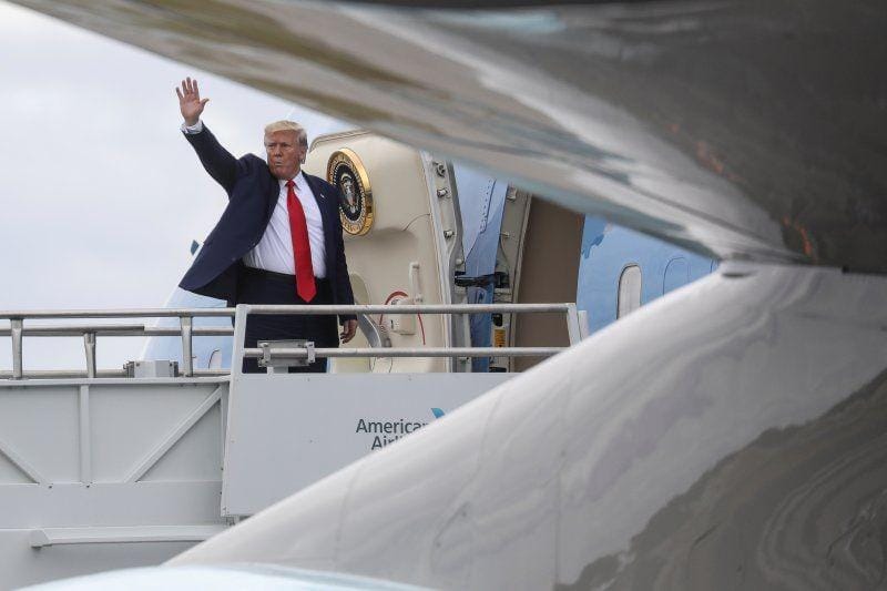 Presiden Amerika Serikat Donald Trump naik ke Air Force One setelah mengunjungi Benedict College di Coulmbia, South Carolina, Amerika Serikat, pada 25 Oktober 2019. ANTARA FOTO/REUTERS/Leah Millis