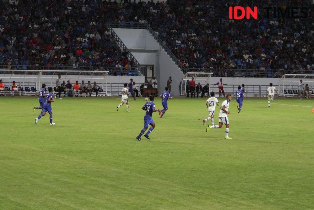 ilustrasi pertandingan sepak bola di Stadion Batakan, IDN Times/Mela Hapsari