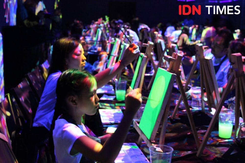Peserta yang mengikuti Glow in the dark painting. 29 Oktober 2019. IDN Times/Geralda Talitha