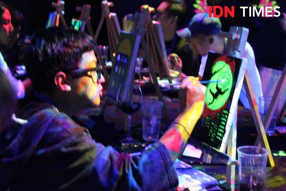 Peserta yang mengikuti Glow in the dark painting. 29 Oktober 2019. IDN Times/Geralda Talitha
