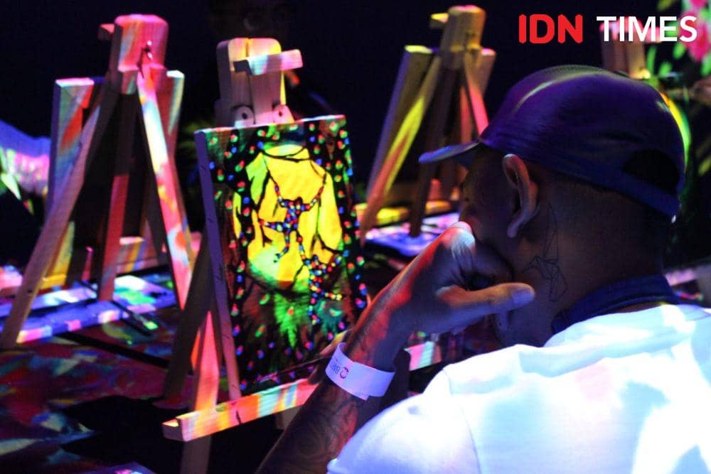 Peserta yang mengikuti glow in the dark painting. 29 Oktober 2019. IDN Times/Geralda Talitha