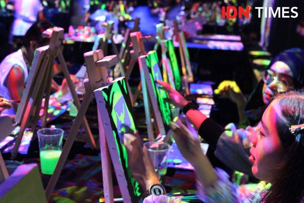 peserta yang mengikuti glow in the dark painting. 29 oktober 2019. IDN Times/Geralda Talitha