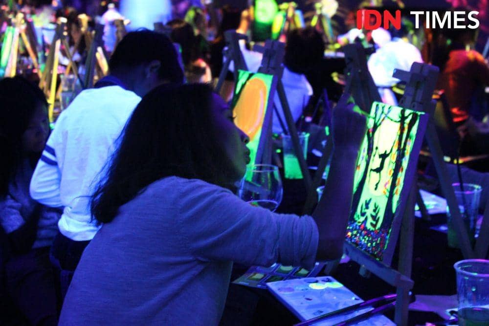 Peserta yang mengikuti Glow in the dark painting. 29 Oktober 2019. IDN Times/Geralda Talitha