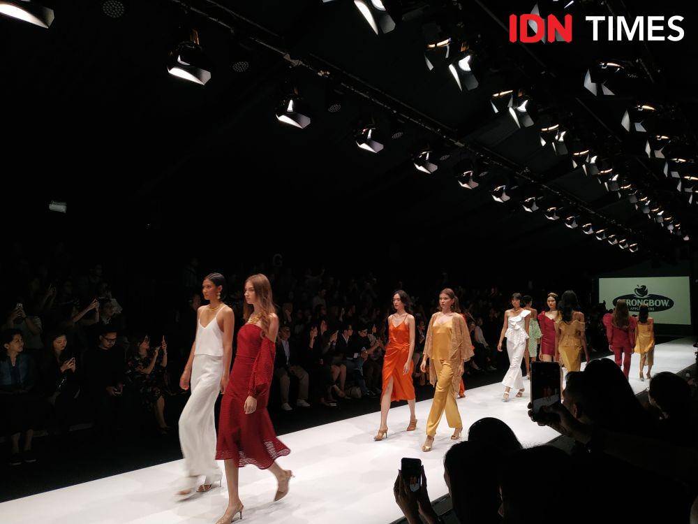 Kolaborasi Strongbow Apple Cider, Paulina Katarina dan SOE Jakarta di Penutupan JFW 2020. 28 Oktober 2019. IDN Times/Syarifah Noer Aulia