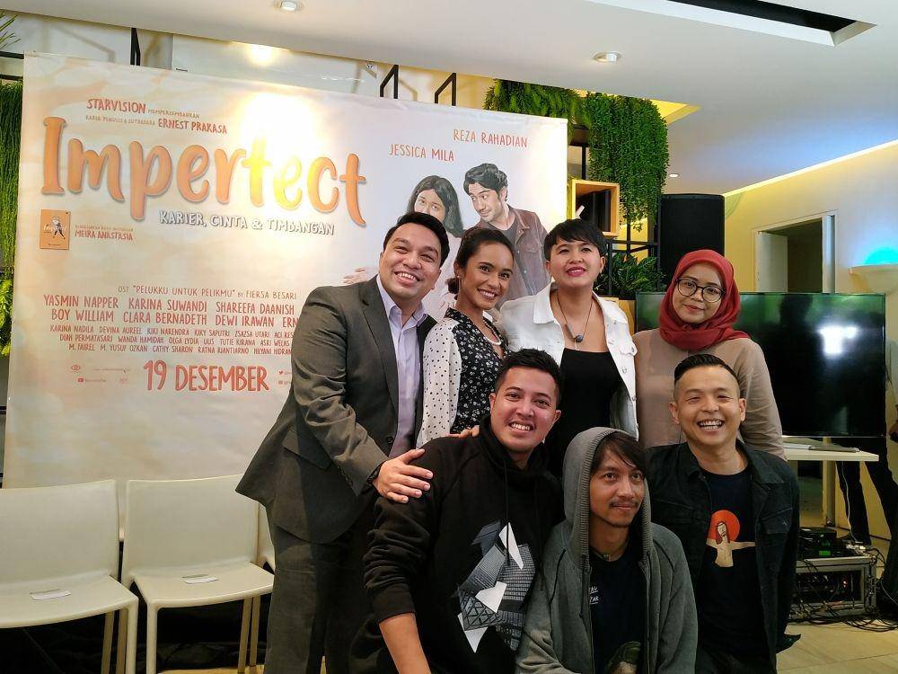(atas kanan) Meira Anastasia Sutradara dan penulis buku "Imperfect" dan Fiersa Besari (bawah tengah) pengisi soundtrack. 29 Oktober 2019. IDN Times/ Nadia Umara