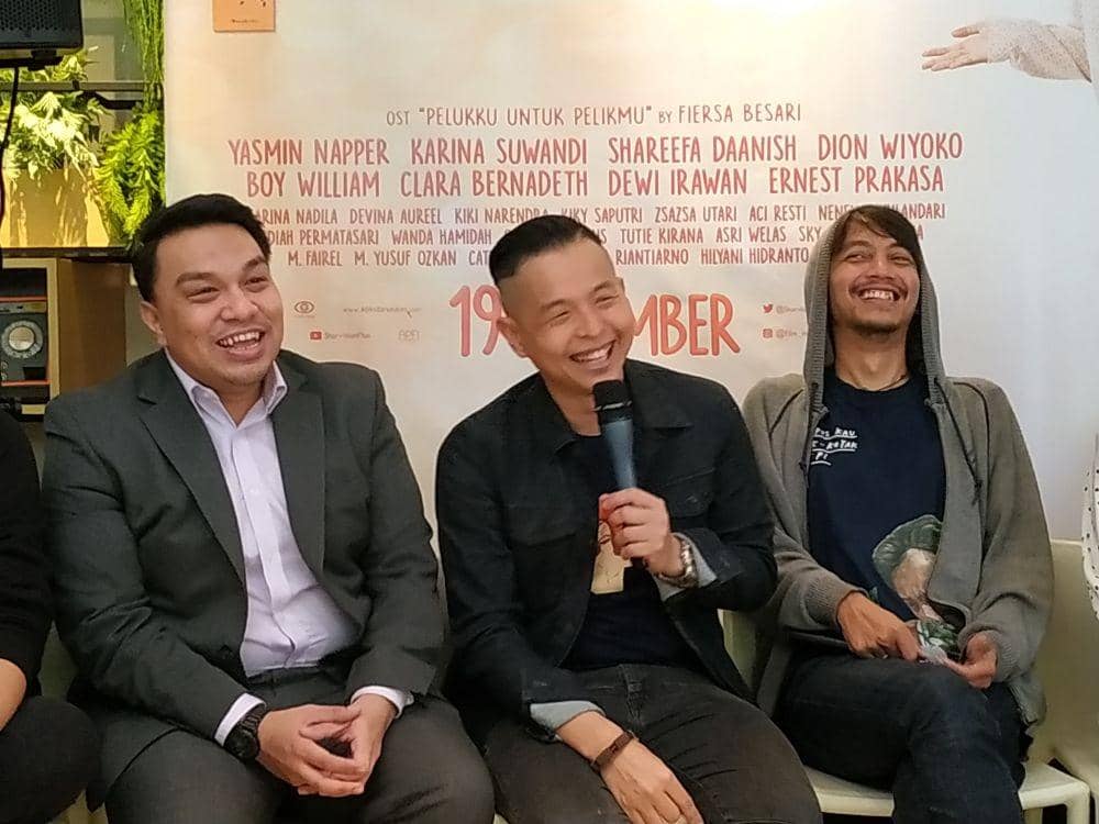 Ernest Parkasa selaku Sutradara (tengah) menjelaskan alasan memilih Fiersa Besari dan Audret Tapiheru. 29 Oktober 2019. IDN Times/ Nadia Umara