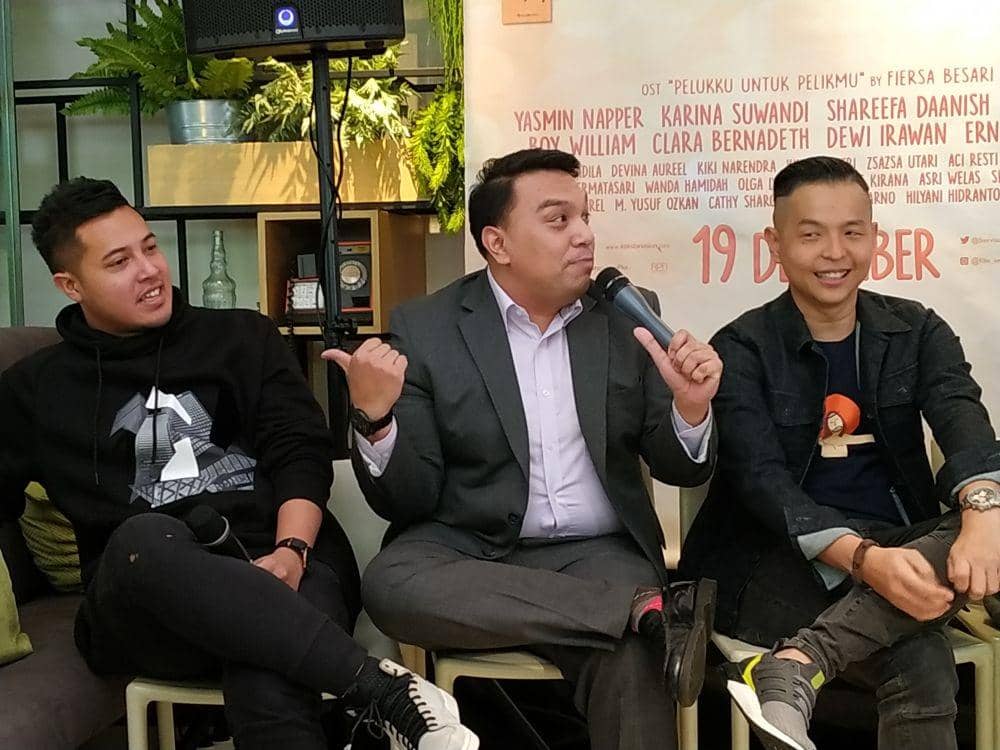 Ifa Fachir (tengah) dan Dimas Wibisana (kiri) selaku Produser dan aransemen musik. 29 Oktober 2019. IDN Times/ Nadia Umara
