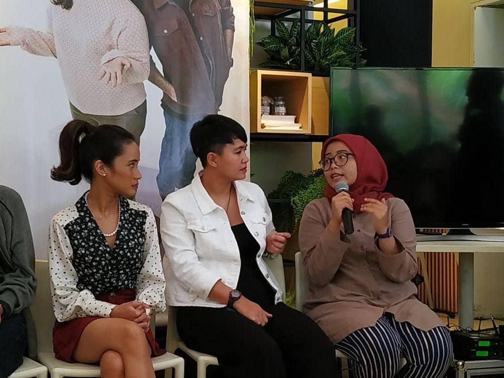 Puty Puar (kanan) selaku Ilustrator video klip lirik "Pelukku untuk Pelikmu". 29 Oktober 2019. IDN Times/ Nadia Umara